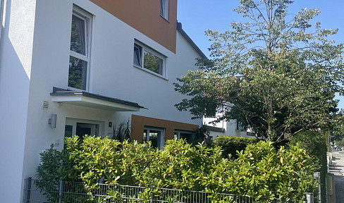 Spacious living: A house within a house (ground floor to attic) with a separate entrance, located in a small residential complex.