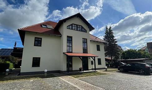 Bright and spacious 2-room attic apartment with an additional living area in the attic.