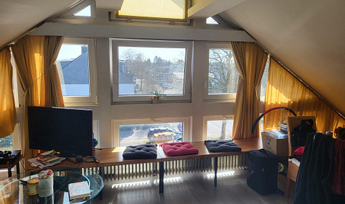 Helle, gemütliche DG Wohnung teilmöbliert