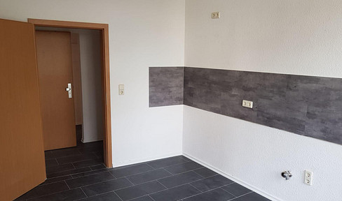 Spacious 5-room apartment with a share of the garden, located in Zwickau-Brand.