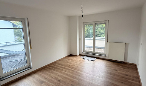 Exclusive 4-room apartment with a spacious terrace, balcony, and underground parking space, located in a prime location.
