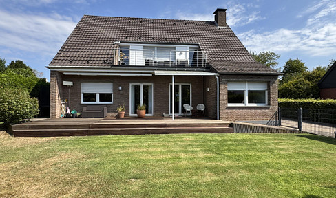 For sale by private individual: Two-family house/multi-generational house on a leasehold property in the center of Kaarst.