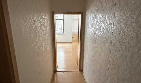 Charming 5-room apartment in a historic building, located on a high floor with access to a garden – your project with potential.