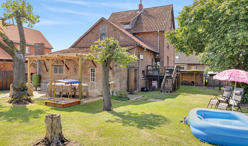 Modernized detached house with an extension/barn on a 1,436 m² plot of land in Ilsede-Groß Lafferde.