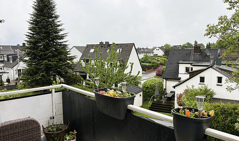 Completely renovated, air-conditioned attic apartment with a south-facing balcony and potential for conversion into two separate units, located in Essen-Haarzopf.