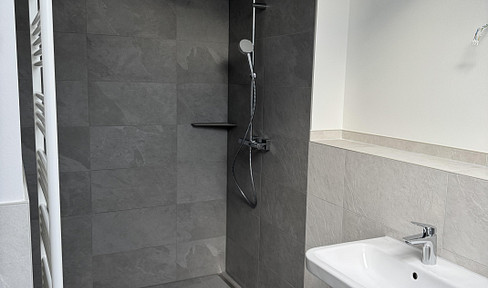 Helle 3-Zimmer Wohnung mit Einbauküche, großer Dusche, Balkon und Stellplatz