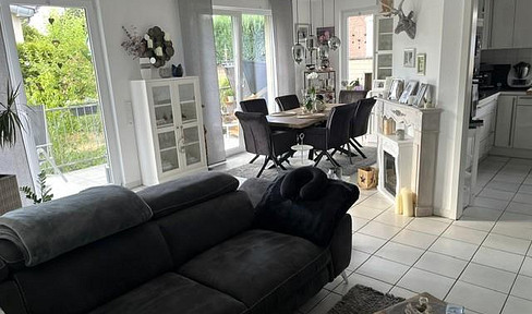 High-quality, bright 3-room apartment with fitted kitchen and balcony, located in a modern building with 4 apartments, in a prime residential area, close to public transport.