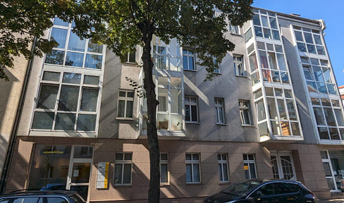 Quiet, spacious one-bedroom apartment in the courtyard.