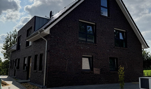 Semi-detached house in a rural setting, located in a quiet neighborhood.