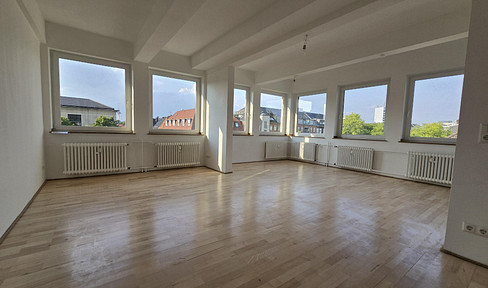 Spacious, renovated 5-room apartment on the 4th floor in Rüttenscheid, featuring a balcony, guest bathroom, and elevator.