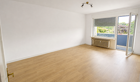 Helle 3,5 Zimmer-Wohnung mit Balkon, Aufzug und neuem Badezimmer