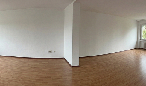 Bright 3-room apartment (95 square meters) in a central location, with a balcony.