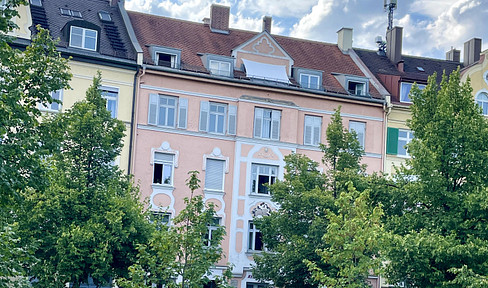 Attractively located attic apartment in a historic building, available without a rental deposit.