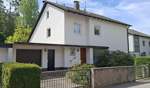 Spacious architect-designed house with a dreamlike garden, located in a central area, for sale by owner.