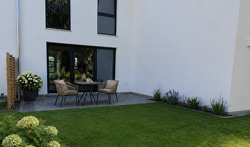 Living by the stream - A modern, newly built terraced house for the family, with a garden and views of the greenery.