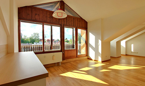 Bright and spacious: renovated 2-room attic apartment of 69m² with a large balcony, available without commission.