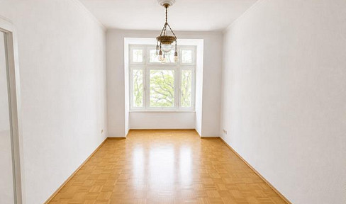 5-room apartment in a historic building with a private garden, located in the East Quarter.