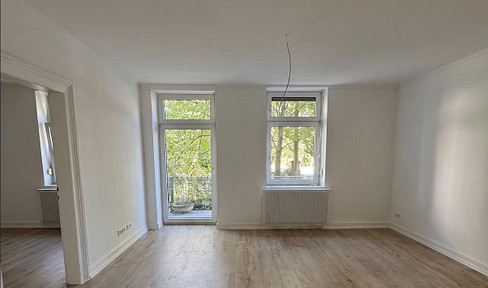 High-quality renovated 3-room apartment in a historic building, with fitted kitchen and balcony, located in a prime area of the Johannesviertel district.