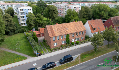 Triplex apartment building with two vacant units – available to the buyer with no commission fees.