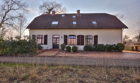 Großzügiges Haus in Alleinlage mit großem Garten