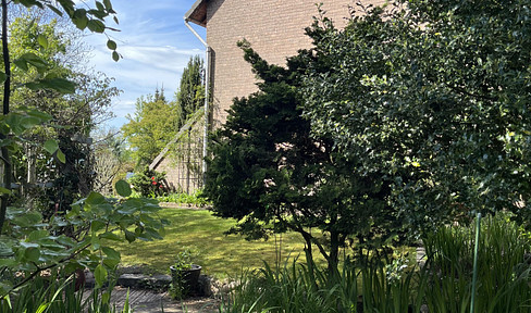 Attractive terraced house with a large southwest-facing garden, located in a quiet area near Himmelmoor.