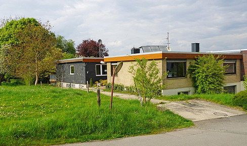 Doppelbungalow mit viel Land und Stallung