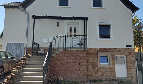 Quiet 2-room apartment with fitted kitchen and parking space.