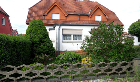 Hidden gem! Semi-detached house with a large garden, garage, and surprisingly spacious interior.
