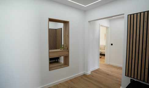 Modern, renovated 3-room apartment available for immediate occupancy, and with no agency fees.