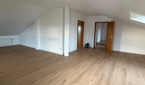 Renovated 4.5-room apartment, perfect for families, in a central location.