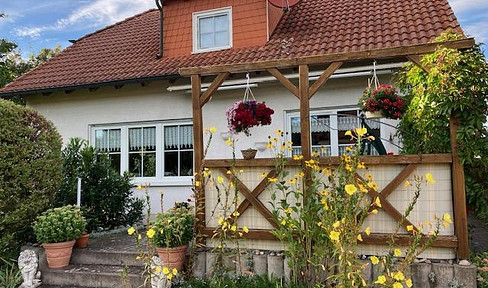 Freistehendes EFH im Landhausstil: weitläufiges Grundstück am Feldrand, Doppelgarage & Carport