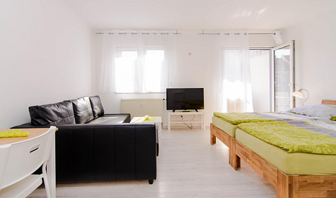 1 Zimmer Apartment komplett möbliert mit Balkon und Badewanne