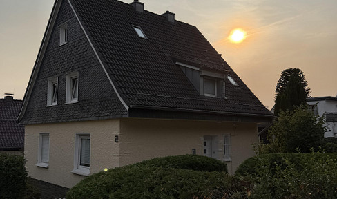 Attractive investment property in Wermelskirchen: Single-family house with an extension containing 2 apartments.