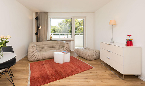 Move in immediately and feel right at home: Renovated 1.5-room apartment with balcony in Bogenhausen.