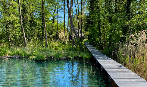 Leben am Wasser – ruhig, naturnah und dennoch bestens angebunden, mit eigenem Steg
