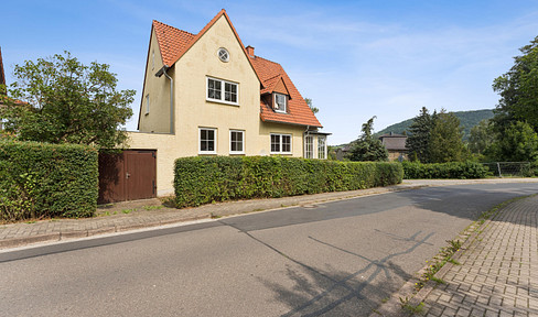 Beautiful detached house in Heiligenstadt, featuring high ceilings, genuine hardwood floors, and a conservatory.
