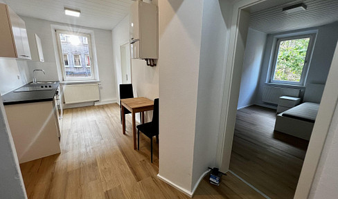 Stilvolle 2-Zimmer-Altbauwohnung – frisch renoviert mit moderner EBK; WG Geeignet