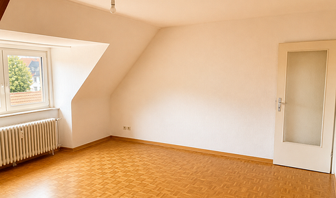 Gemütliche 3-Zimmer-Dachgeschosswohnung mit EBK in zentraler Lage – ab 01.09. frei