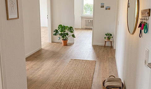 Dream home in Hilden! Modernized 3-room ground-floor apartment with balcony, access to the garden, and a parking space.