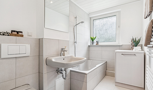 No fees: Renovated 3-room apartment near Heidbergsee lake – available immediately.