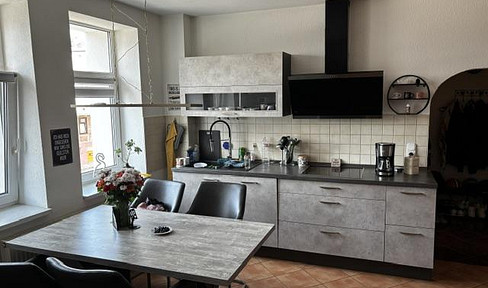 Helle 3-Raum-Wohnung mit großer Wohnküche, Kaminanschluss, Garten & Stellplatz