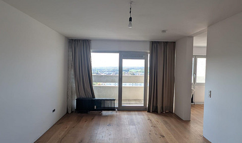 Spacious, vacant 4.5-room apartment with 3 balconies in Ludwigsfeld.