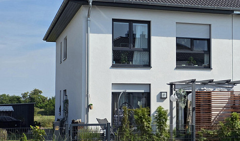 Neuwertige Doppelhaushälfte mit Garten, Wärmepumpe und zwei Stellplätzen in Biederitz