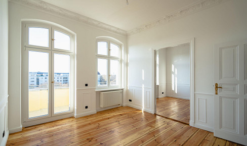 No commission: First occupancy in Volkspark Wilmersdorf, 3-room apartment in a well-maintained pre-war building, with a balcony and city views.