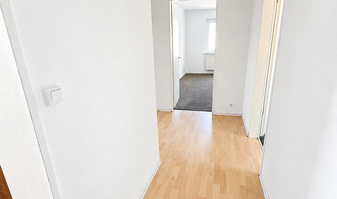 Spacious 3-room apartment with a balcony and plenty of natural light, located in the central district of Bremerhaven.