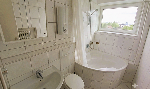 3-room apartment (76m²) in a central location – with balcony, elevator, cellar, and laundry room.