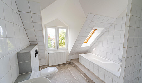Charming apartment in a historic building with 110 square meters, located on the top floor, recently renovated, featuring 4 rooms, a new fitted kitchen, and access to a garden.