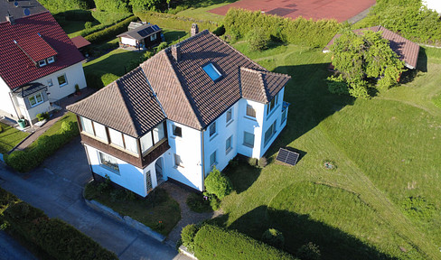 Zweifamilienhaus mit zwei Garagen auf 899qm Grundstück