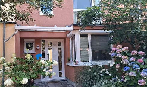For sale by owner: energy-efficient terraced house with a view of the greenery.