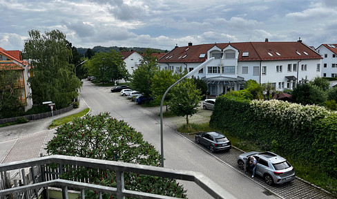 Top studio apartment, ideal for both office and living (located on the 3rd and 4th floors, 7 rooms, large balcony), with panoramic views of the Alps (ground floor area approx. 185 m2).
